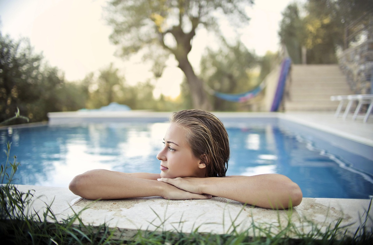 découvrez comment planifier et gérer le budget pour une piscine en béton sur mesure, alliant qualité, durabilité et design personnalisé.