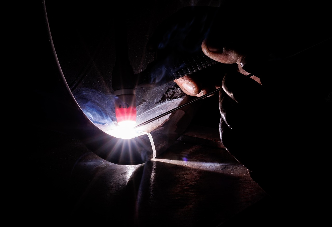 découvrez les techniques avancées de soudage au laser pour des assemblages précis, durables et de haute qualité dans l'industrie.