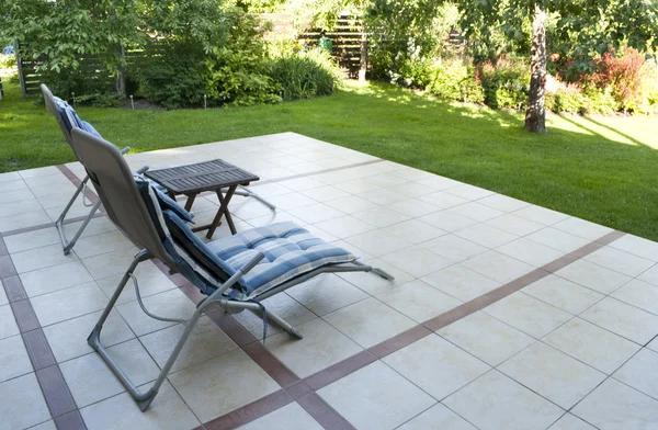 nettoyez vos dalles de terrasse et protégez-les durablement contre les taches, les intempéries et l’usure pour préserver leur apparence.