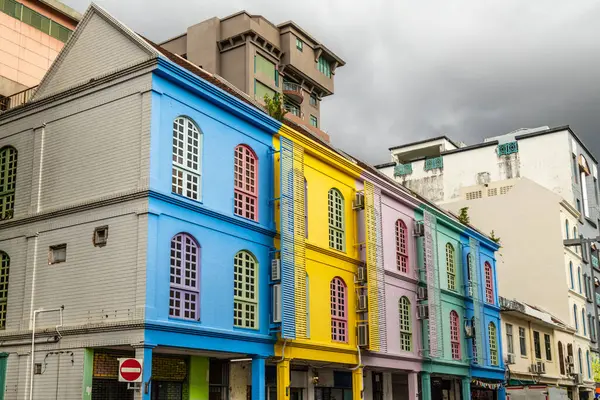 découvrez les couleurs de façade approuvées et trouvez la teinte idéale pour embellir votre maison tout en respectant les règles locales.