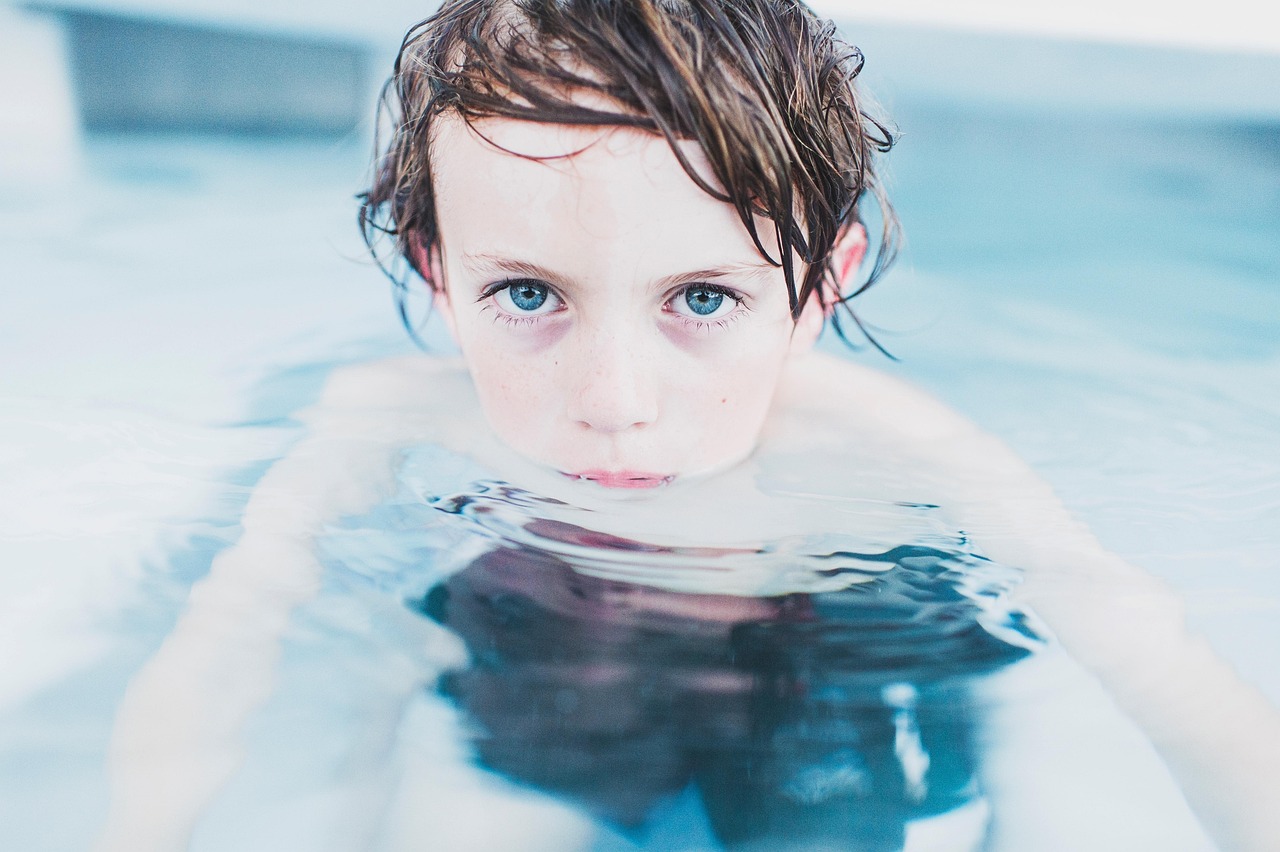 découvrez comment une piscine peut valoriser votre maison et attirer les acheteurs, ainsi que les coûts et critères à prendre en compte avant de vous lancer.