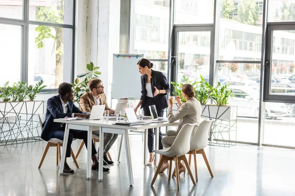 découvrez des plantes de bureau qui s’épanouissent dans les espaces peu lumineux et apportent une touche de verdure à votre lieu de travail.