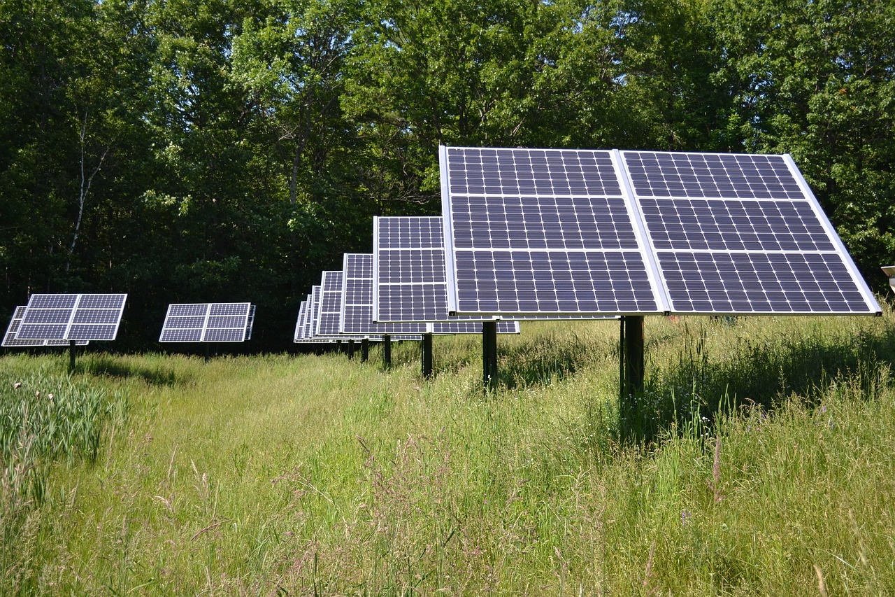 découvrez les étapes clés de l’installation de panneaux solaires, de l’étude de votre toiture à la mise en service de votre système.